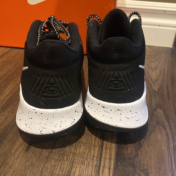 Kyrie flytrap IV (GS) black and white - Picture 3 of 5